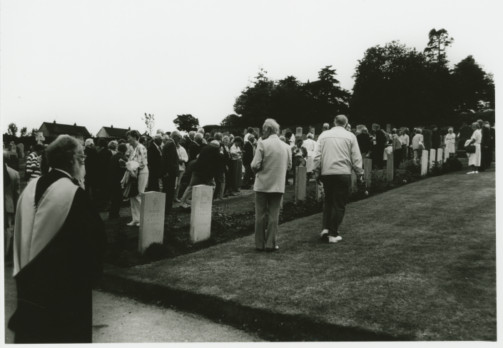Troqueer Cemetery SNS visit 1990 BW 90.9.32